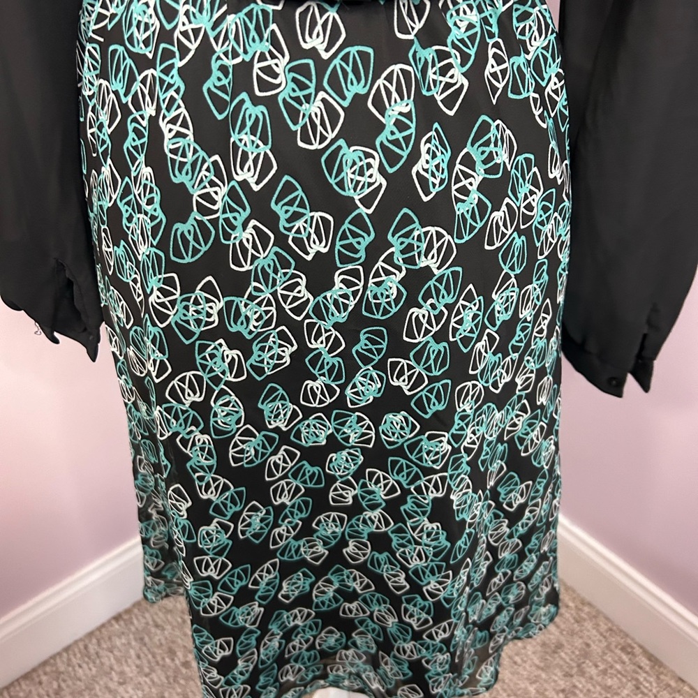 Size 8 Petite women’s skirt with a black background and sea foam green & white